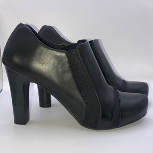 Liz & Co || Black Faux Leather Ankle Booties‎